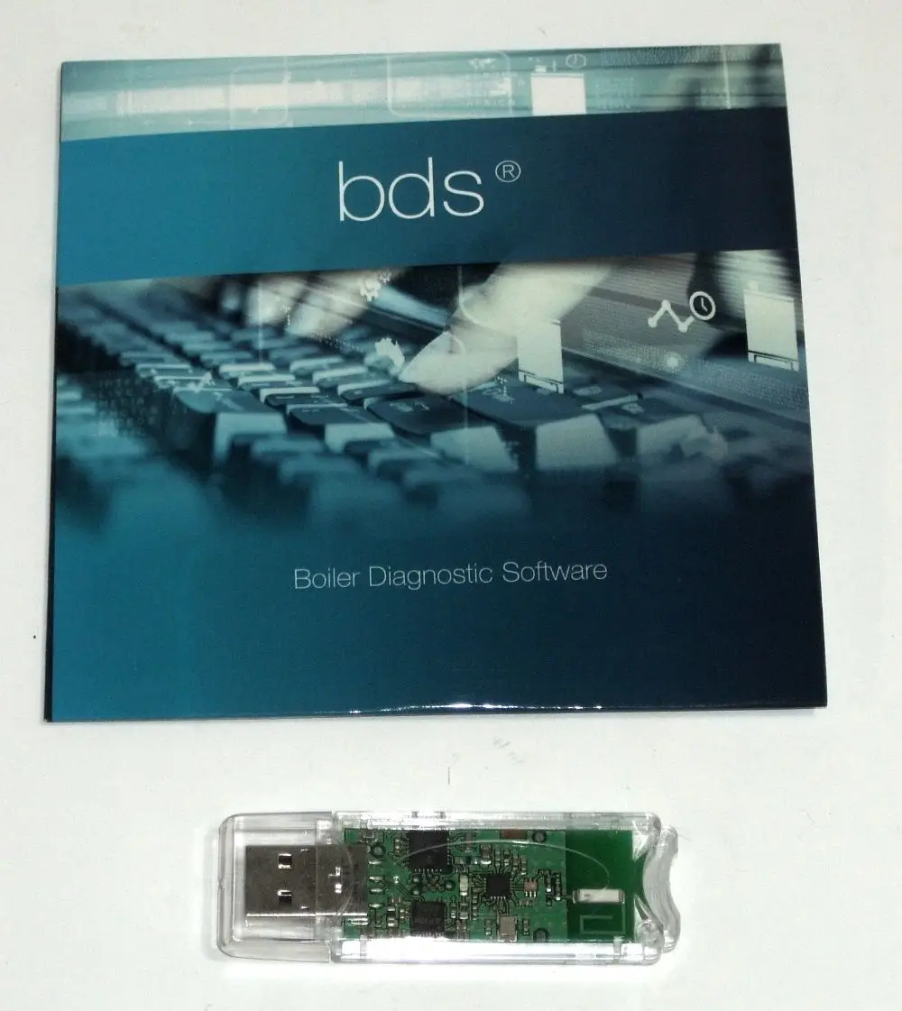 USB-Dongle in transparenter Hülle mit elektronischen Komponenten und einer Broschüre für Daikin Boiler-Diagnosesoftware.